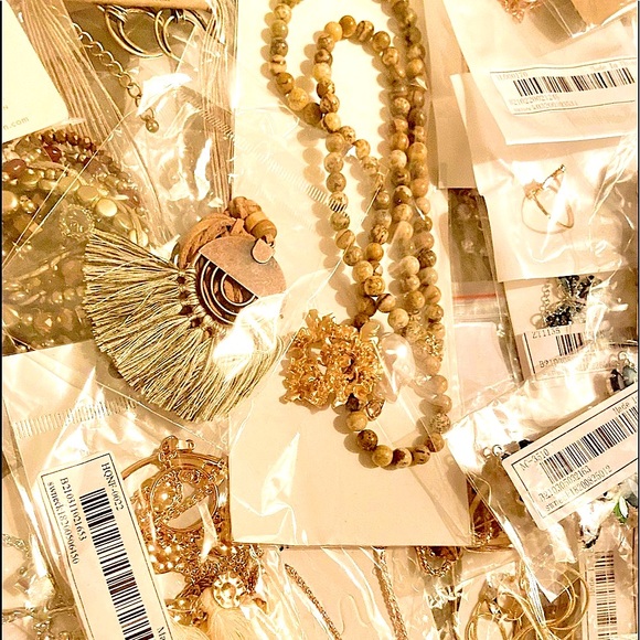 🌾MYSTERY SURPRISE 18 FOR $68 JEWELRY BUNDLE - Picture 11 of 16